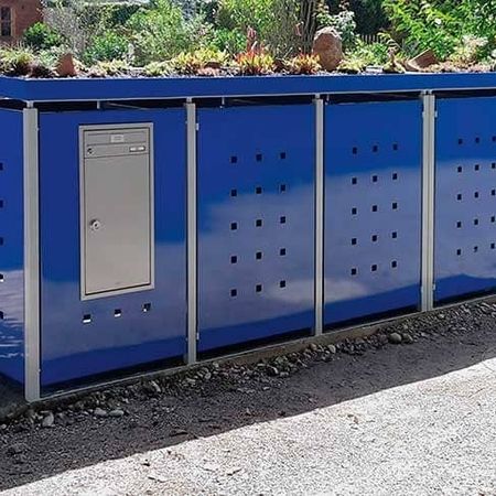 RAL 5010 Enzianblau, DB 701 Eisenglimmer hell, Pflanzwanne und Briefkasten mit Paketkasten